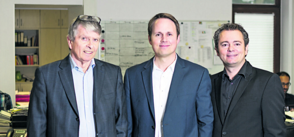 Christoph Kunst (Mitte) mit WOCHENBLATT-Verleger Martin Schrader (li.) und Geschäftsführer Stephan Schrader.