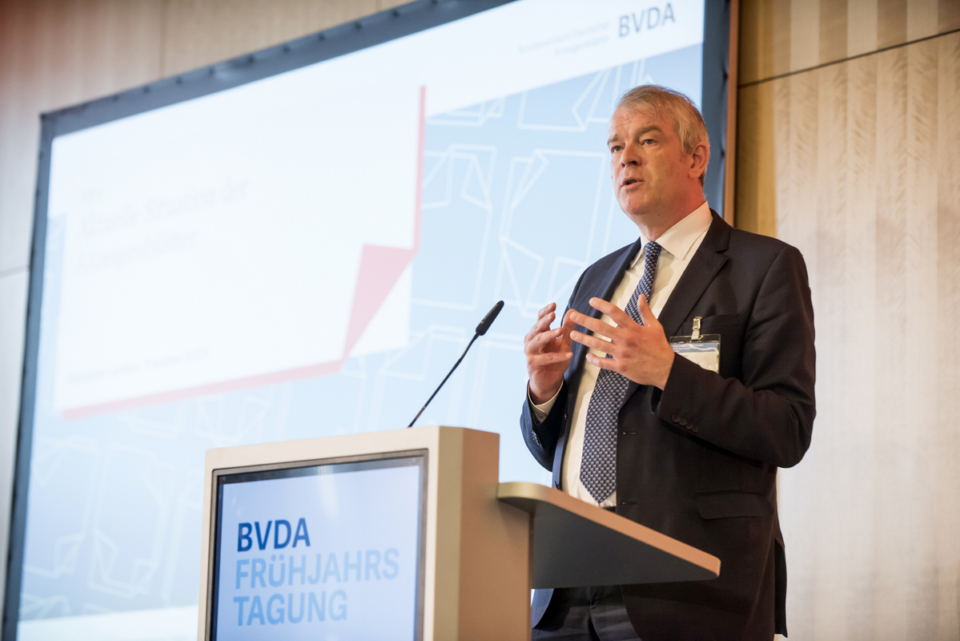 BVDA-Präsident Alexander Lenders bei seiner Eröffnungsrede der BVDA Frühjahrstagung. Foto: BVDA / Bernd Brundert