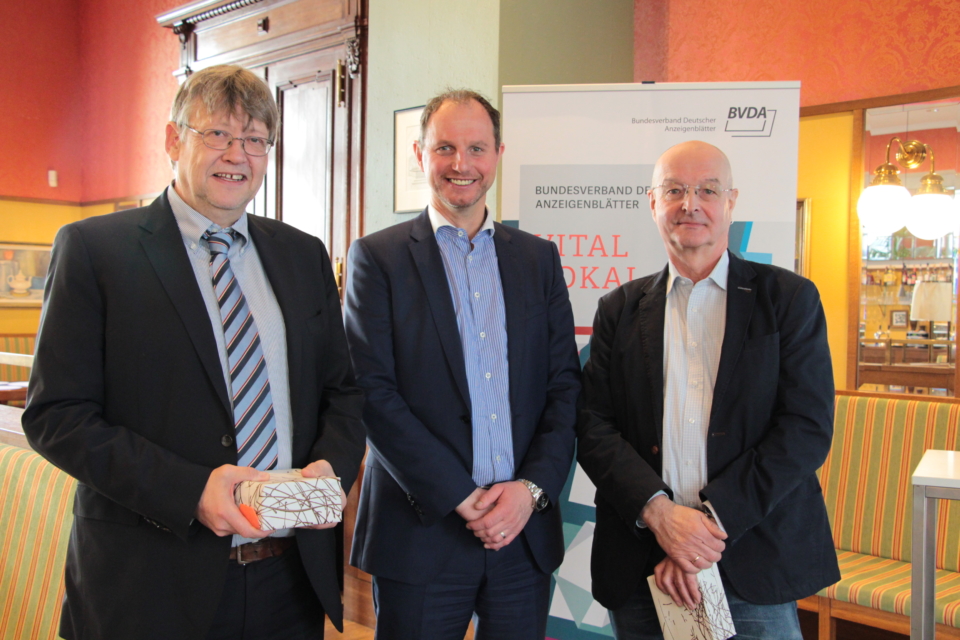 BVDA-Geschäftsführer Dr. Jörg Eggers (Mitte) mit den beiden Referenten Michael Simon, BVDA-Vizepräsident und geschäftsführender Gesellschafter der Wochenanzeiger Medien GmbH (links) und Helmut Herold, Chefredakteur der Berliner Woche (rechts). Foto: BVDA