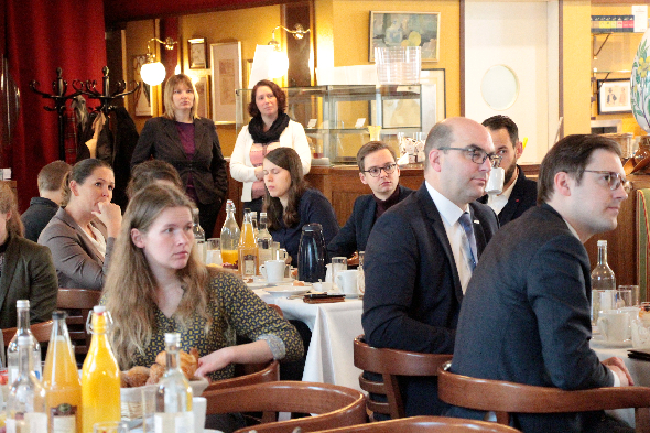 Journalisten, Parlamentarier und Mitarbeiter aus MdB-Büros trafen sich zum Dialog und Wissenstransfer. Foto: BVDA