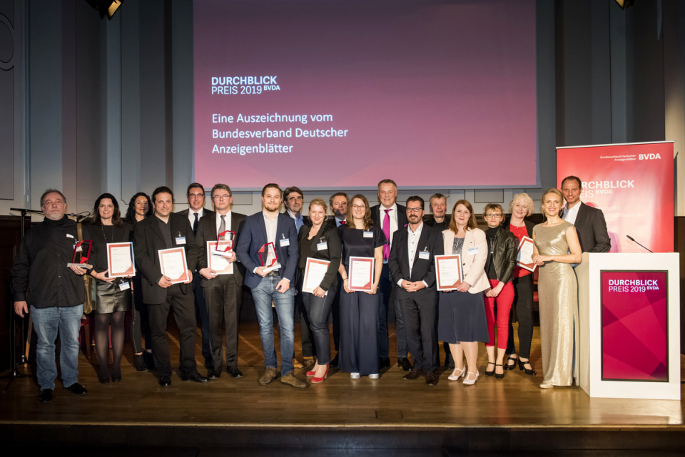 Alle Preisträger des Durchblick-Preises 2019 mit den Moderatoren BVDA-Geschäftsführer Dr. Jörg Eggers und Anne Henning, Eventmanagerin. Foto: BVDA / Bernd Brundert