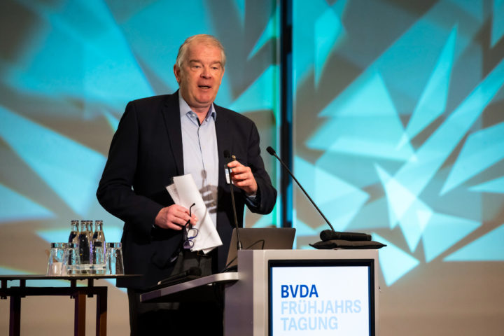 BVDA-Präsident Alexander Lenders spricht bei der BVDA-Frühjahrstagung in Berlin.