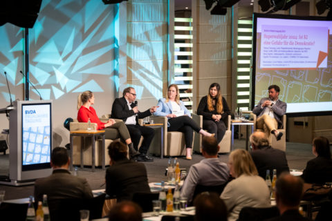 Podiumsdiskussion mit Lena Peltzer, Helge Lindh, Mina Saidze, Tobias Farnung und Sophie Timmermann.