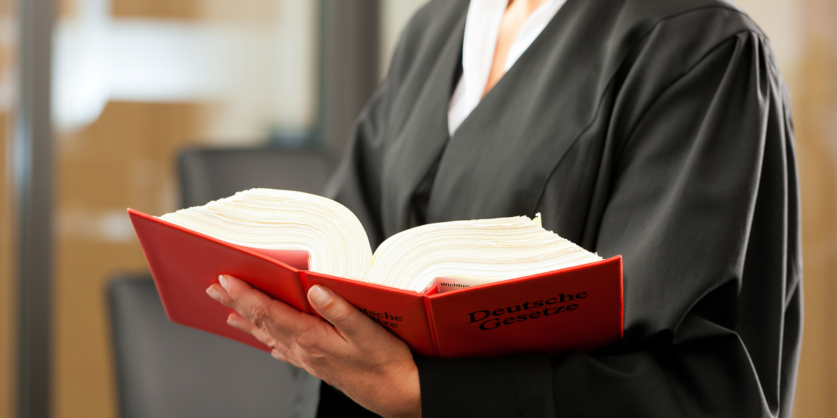 Richterin liest im Gesetz-Buch