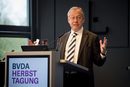Prof. Dr. Gerrit Heinemann sprach über die Zukunft von Online-Plattformen und digitalen Marktplätzen. Alle Fotos: BVDA / Bernd Brundert