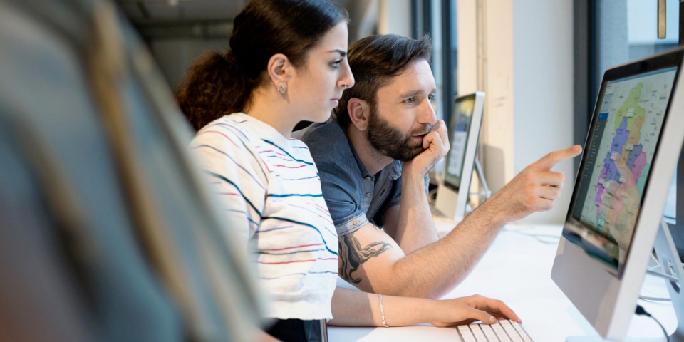 BVDA-Mitarbeiter beim gemeinsamen Planen am PC