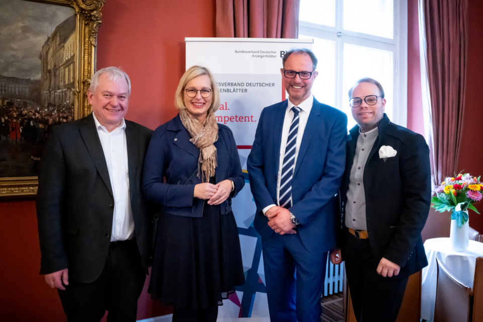 BVDA-Hauptgeschäftsführer Dr. Jörg Eggers mit der medienpolitischen Sprecherin Dr. Christine Schenderlein (CDU/CSU) und den medienpolitischen Sprechern Thomas Hacker (FDP) (l.) und Helge Lindh (SPD) (r.). Foto: BVDA/Bernd Brundert