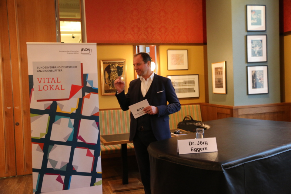 BVDA-Geschäftsführer Dr. Jörg Eggers spricht in seinem Impuls zum Spannungsfeld "Politik und Medien". Foto: BVDA