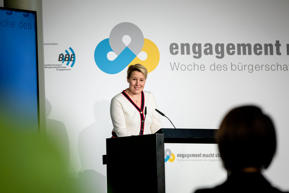 Bundesfamilienministerin Dr. Franziska Giffey eröffnet die 16. Engagementwoche. [Foto: BBE/Jörg Farys]