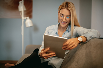 Frau liest auf dem Tablet