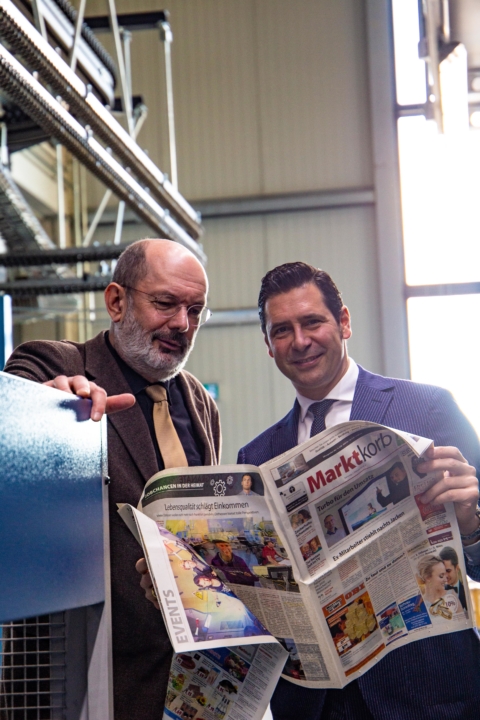 Visuelles Lifting, neue Navigation, noch lokalere Inhalte: Hans Peter Janisch (links) und Parzeller-Geschäftsführer Haldun Tuncay begutachten hier die ersten Probedrucke. Foto: Michael Bekai