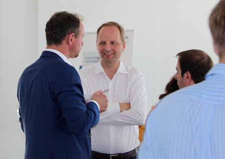 BVDA-Geschäftsführer Dr. Jörg Eggers im Gespräch mit Thomas Heilmann, MdB. Foto: BVDA