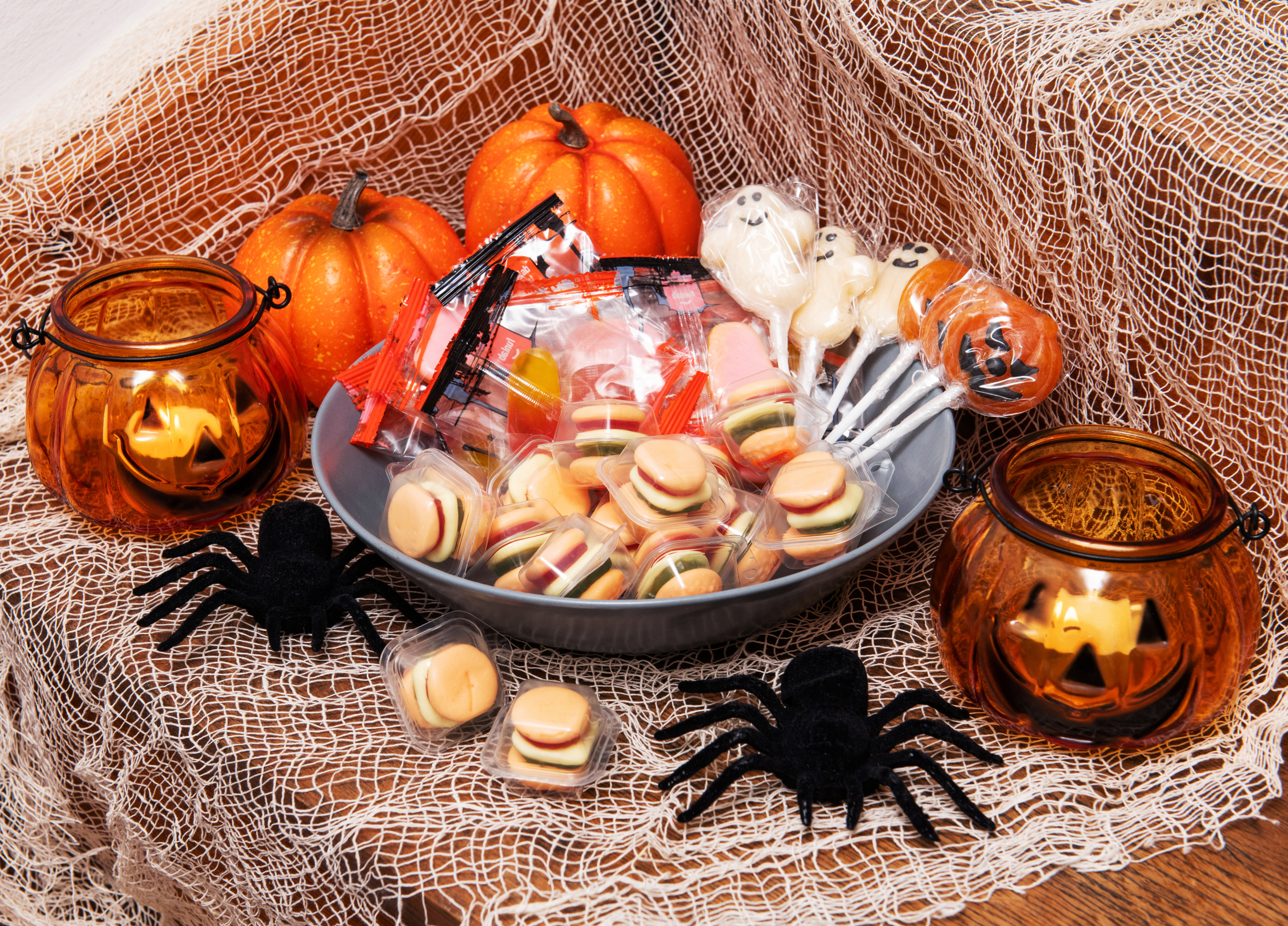 Halloween-Deko auf einem Tisch