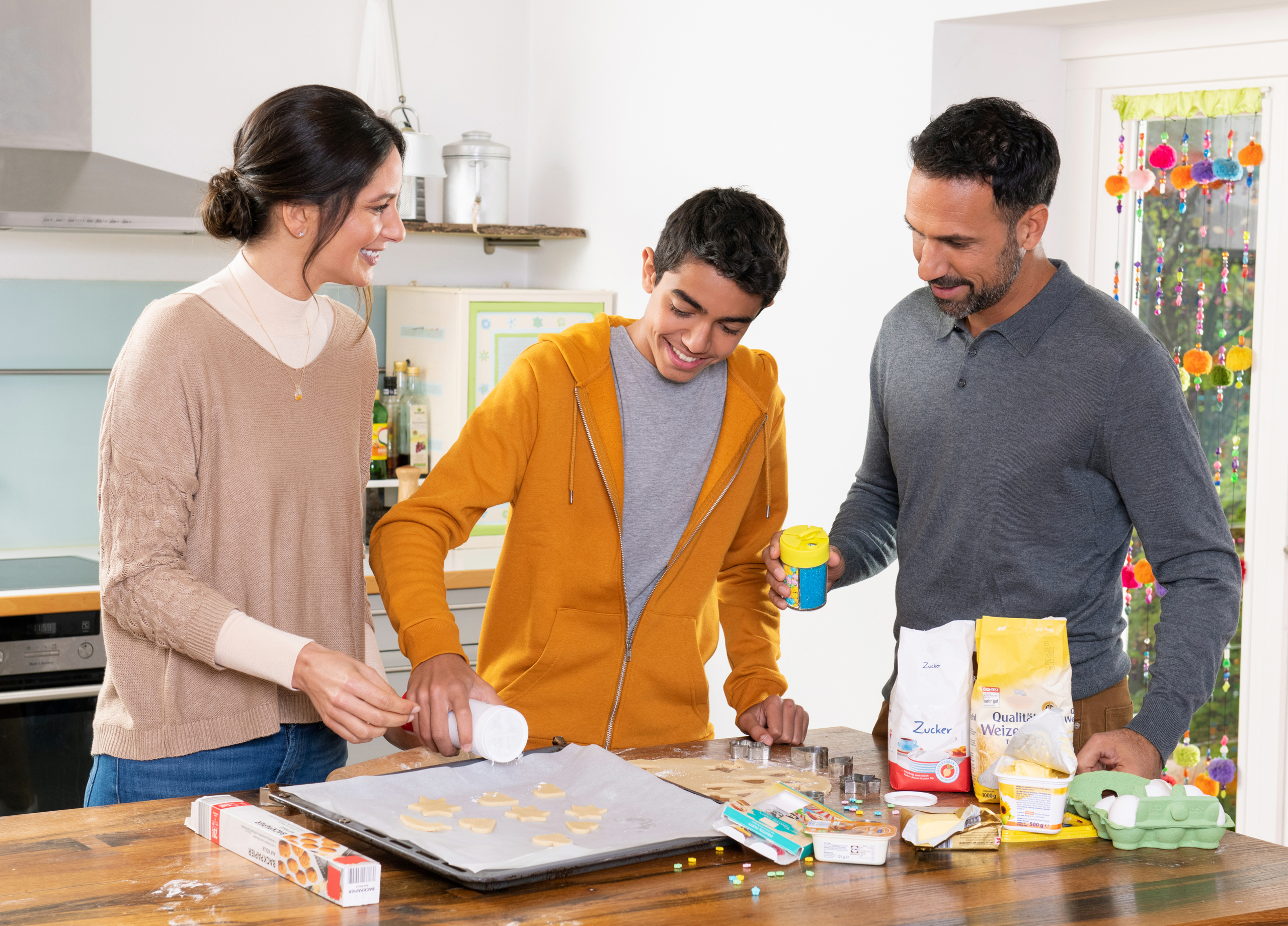 Familie beim Weihnachtsplätzchen backen