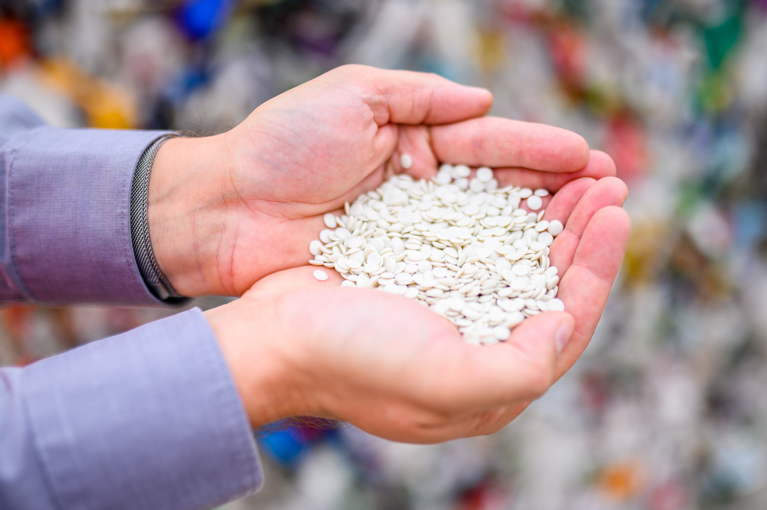 Hand voller Recyclingkunststoff