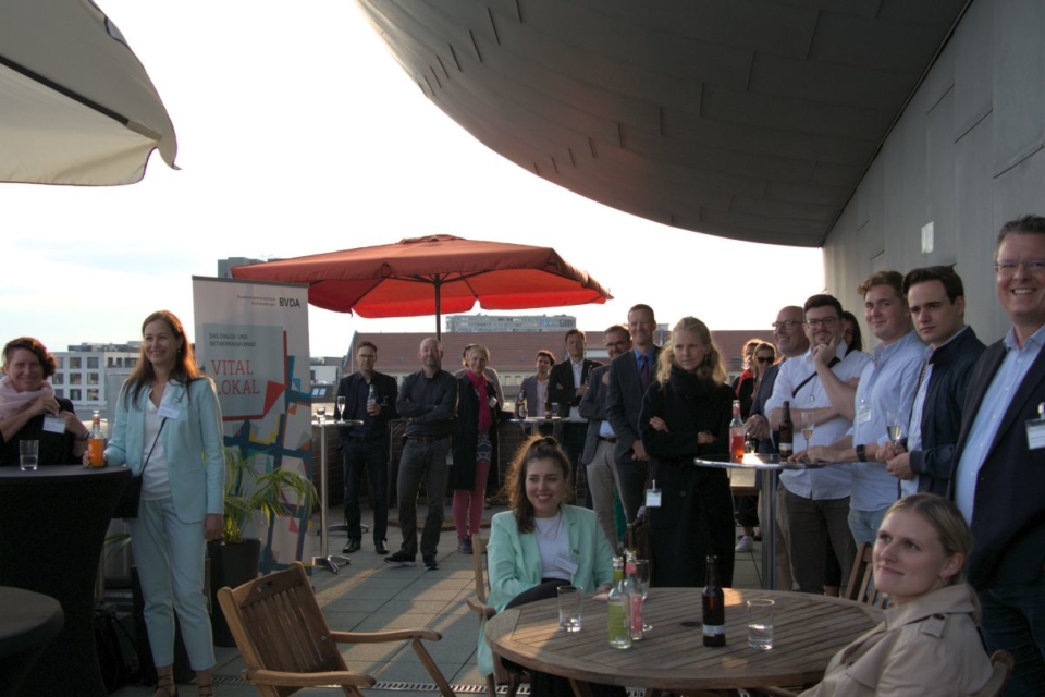 Sommerlicher Netzwerk-Dialog auf der Dachterrasse des Hauses der Presse in Berlin.