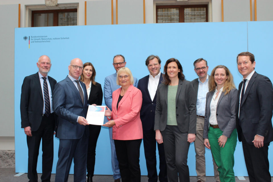 Vertreterinnen und Vertreter der AGRAPA-Trägerverbände mit Staatssekretärin Dr. Bettina Hoffmann im BMUV in Berlin