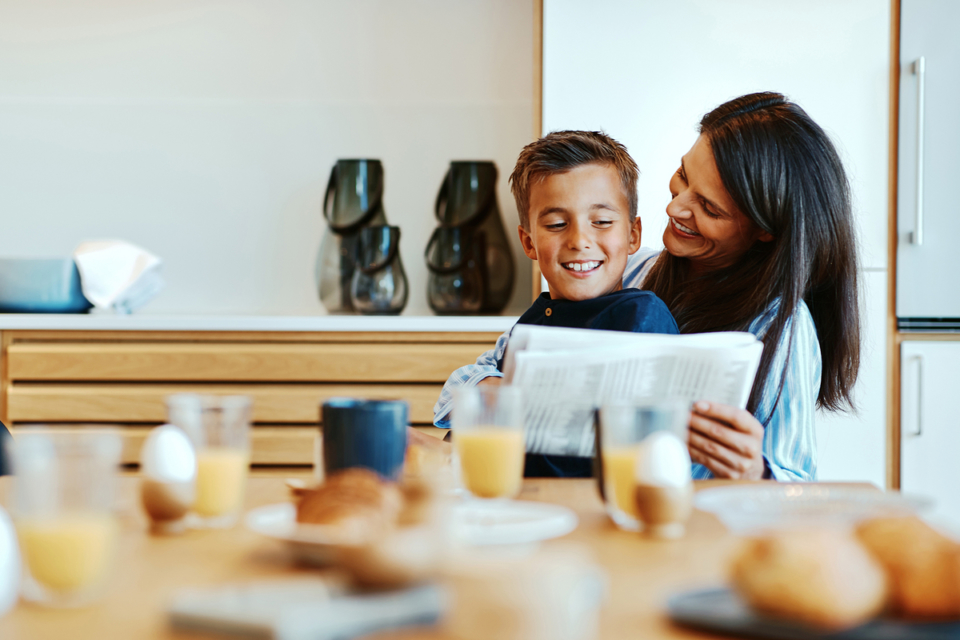 Zuhause im Alltag mit einer Familie am Fruehstueck